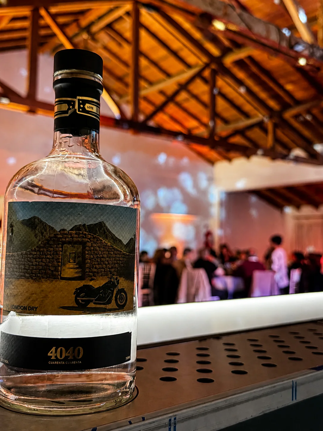 Botella de Gin 4040 London Dry sobre la barra durante un evento