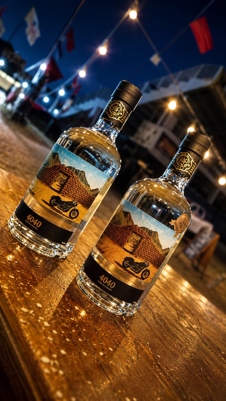 Botellas de Gin 4040 sobre una mesa iluminada durante un evento nocturno