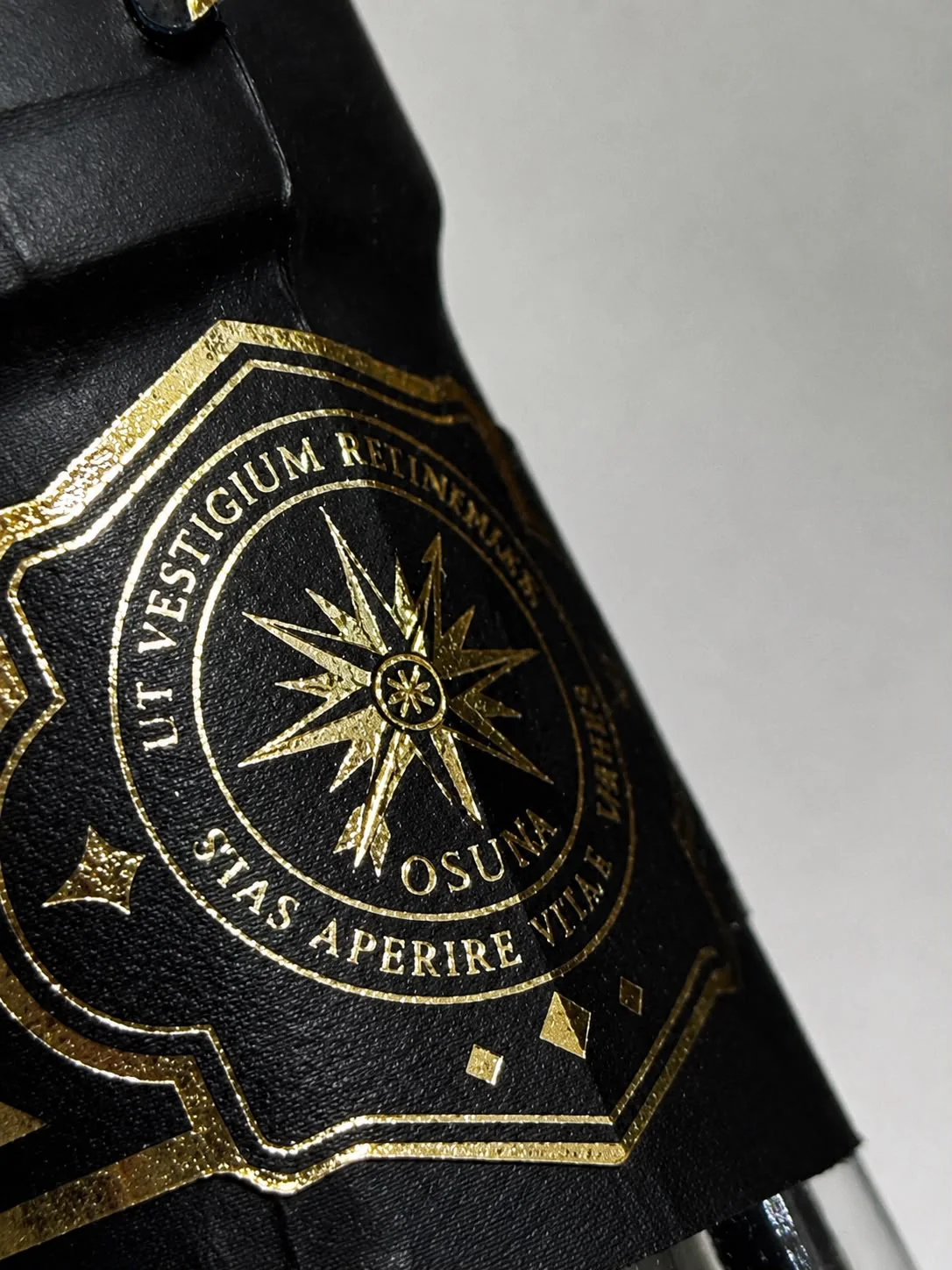Detalle del sello dorado de Ardi Beltza sobre una botella